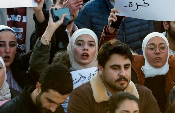 En Damasco, cientos de personas se manifiestan por la democracia y los derechos de las mujeres.