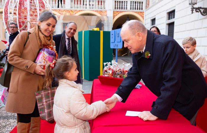 Jacques y Gabriella de Mónaco vistiendo los colores navideños para repartir regalos a los niños del Principado