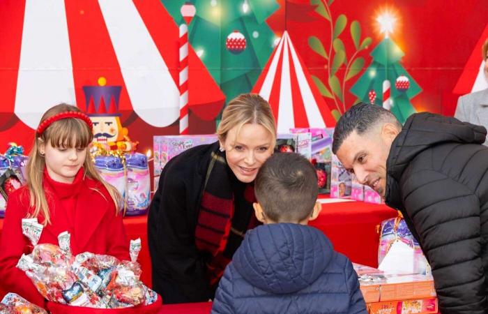 Jacques y Gabriella de Mónaco vistiendo los colores navideños para repartir regalos a los niños del Principado