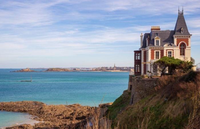 su tranquila casa junto al mar en Bretaña, donde disfruta de la vida con su famoso vecino