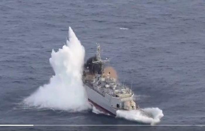 ¡El nuevo torpedo francés en acción, hundiendo un barco!