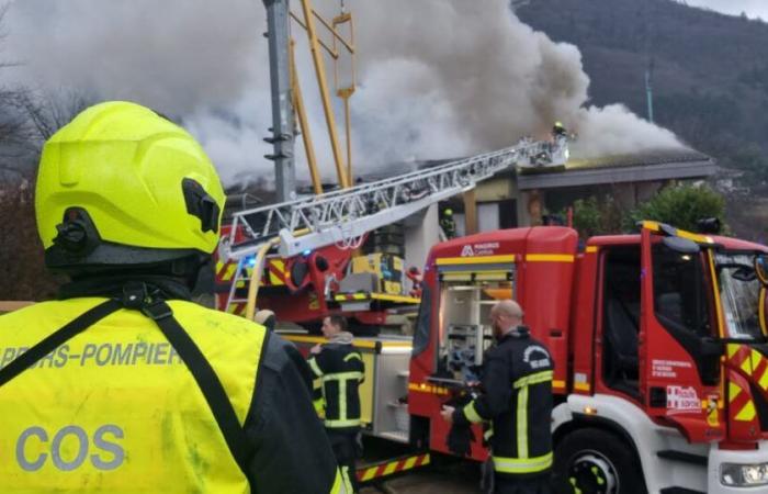 Bomberos en acción para una operación a largo plazo.