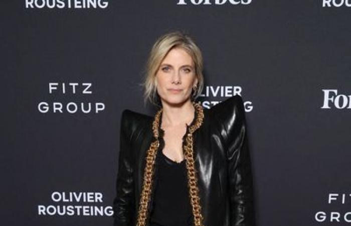 Zapatos con plataforma XXL y maxi hombreras, Mélanie Laurent causa sensación en Balmain