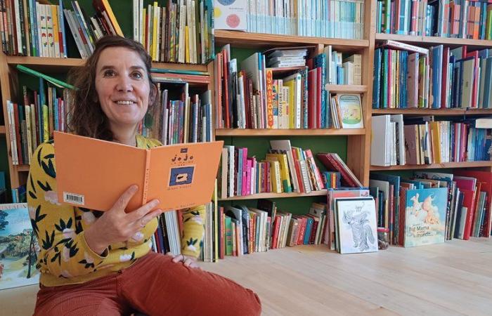 Laetitia Cador juega, lee y baila con los libros con motivo del 30º aniversario de las Editions du Rouergue en Rodezs