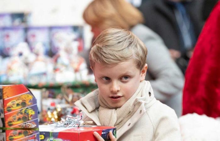 Jacques y Gabriella de Mónaco vistiendo los colores navideños para repartir regalos a los niños del Principado