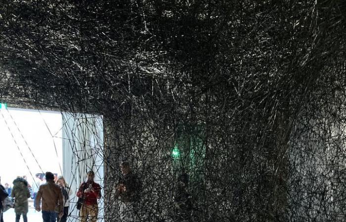 La artista japonesa Chiharu Shiota teje sus cuadros en el Grand Palais