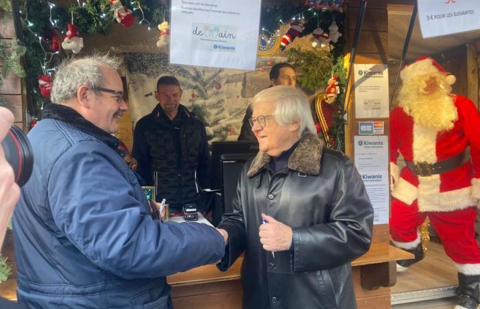 Un legendario entrenador del Racing Club de Estrasburgo se movilizó en el mercado navideño para niños desfavorecidos