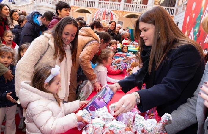 Jacques y Gabriella de Mónaco vistiendo los colores navideños para repartir regalos a los niños del Principado