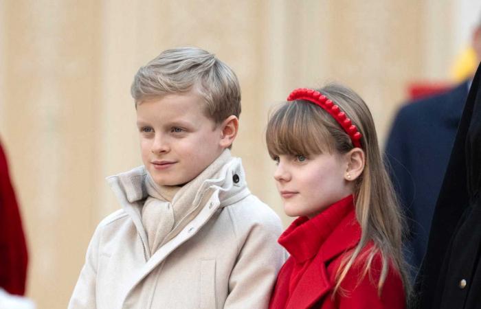 Jacques y Gabriella de Mónaco vistiendo los colores navideños para repartir regalos a los niños del Principado