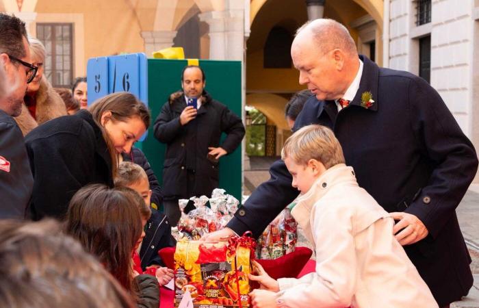 Jacques y Gabriella de Mónaco vistiendo los colores navideños para repartir regalos a los niños del Principado