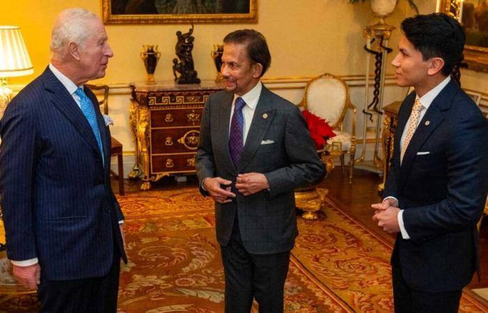 El rey Carlos III recibe al sultán de Brunei y al príncipe Mateen Bolkiah en Buckingham