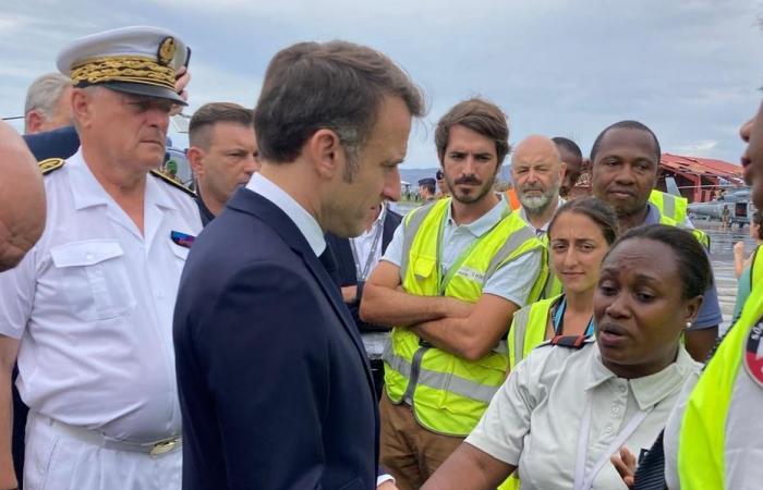 “No te vayas demasiado rápido sin habernos dado soluciones”, le grita una mujer a Emmanuel Macron al bajar del avión