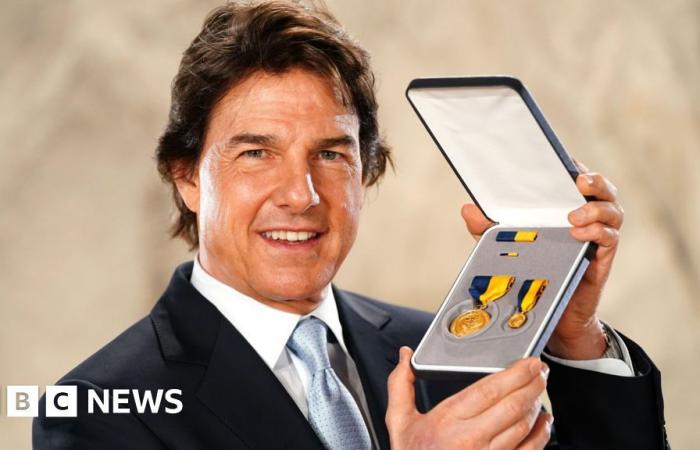 Tom Cruise recibe el premio civil más importante de la Marina de EE. UU.