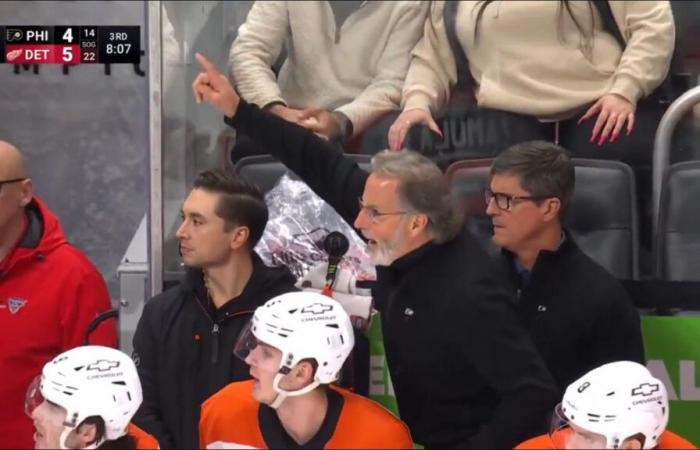 John Tortorella hace un berrinche (justificado) detrás del banco de los Flyers