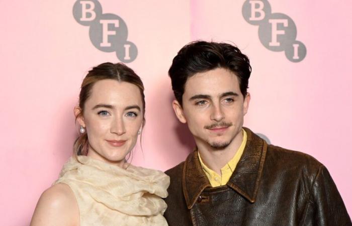 Las almas gemelas del cine Saoirse Ronan y Timothée Chalamet chocan en estilo pero no en vibra