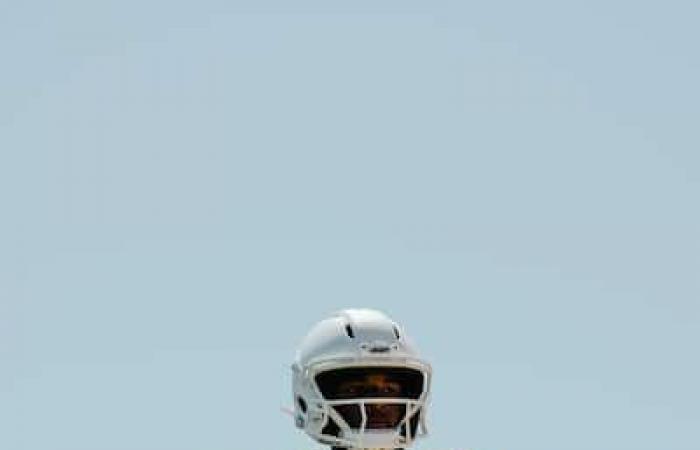 Un casco de fútbol local reconocido en Estados Unidos.