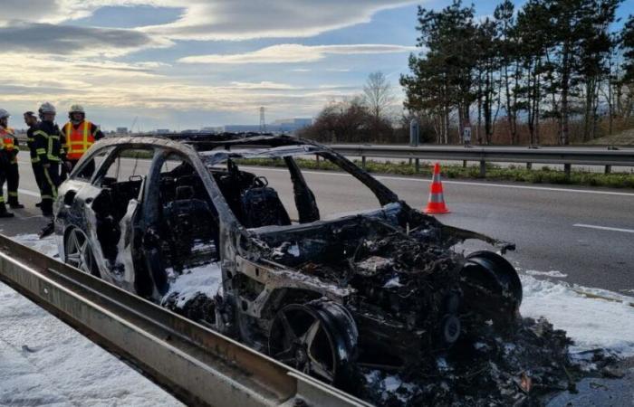 Hechos diversos. Sainte-Croix-en-Plaine: el coche se incendia