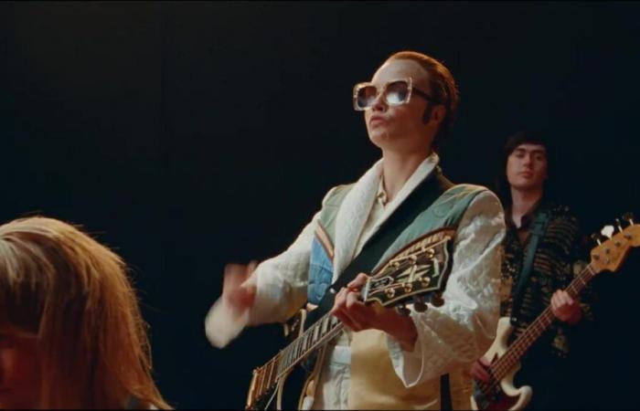 Cara Delevingne se convierte en Elton John en el nuevo vídeo musical del título “Step Into Christmas”