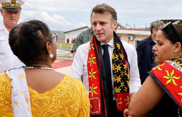 Emmanuel Macron visitando el centro hospitalario