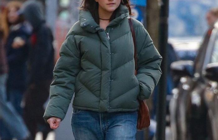 Suri Cruise, un verdadero doble de su padre Tom Cruise, en primera línea para apoyar a su madre Katie Holmes durante un día simbólico