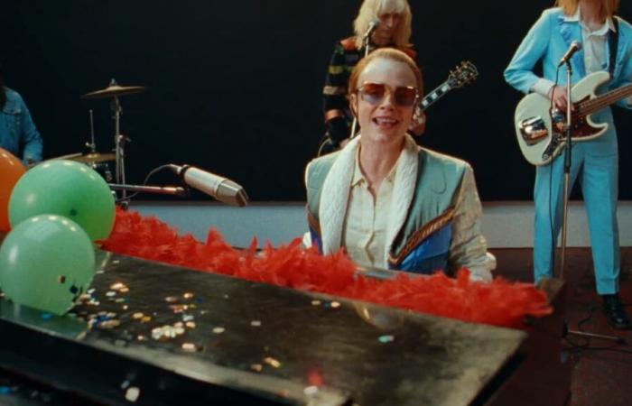 Cara Delevingne se grime en Elton John pour un clip de la pop star