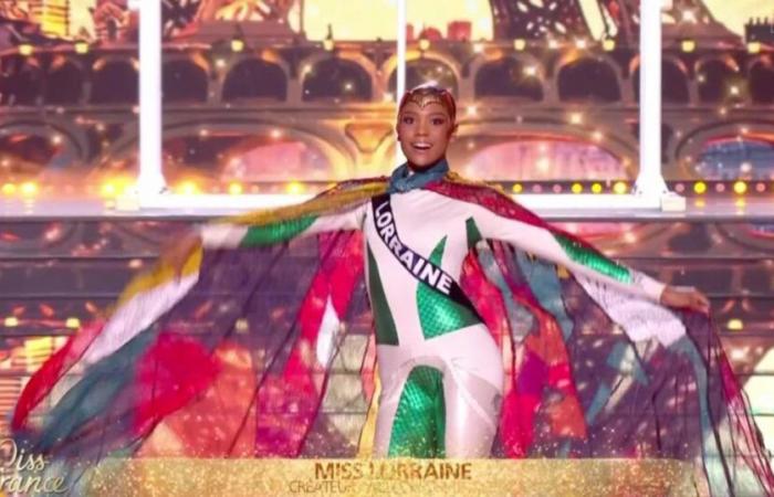 la perorata del creador del traje de Miss Lorraine