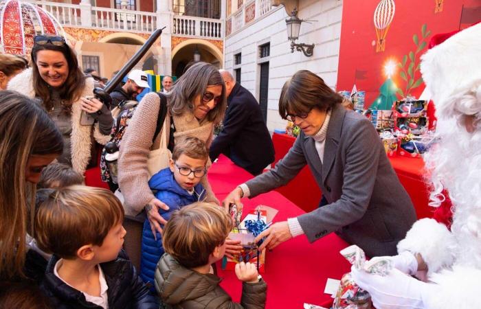 Jacques y Gabriella de Mónaco vistiendo los colores navideños para repartir regalos a los niños del Principado