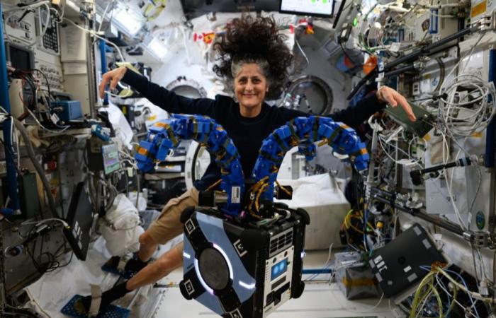 ¿Qué es este extraño robot con tentáculos que posa con la astronauta Suni Williams en esta foto compartida por la NASA?