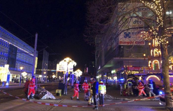 Un coche choca contra un mercado navideño, varios muertos y muchos heridos