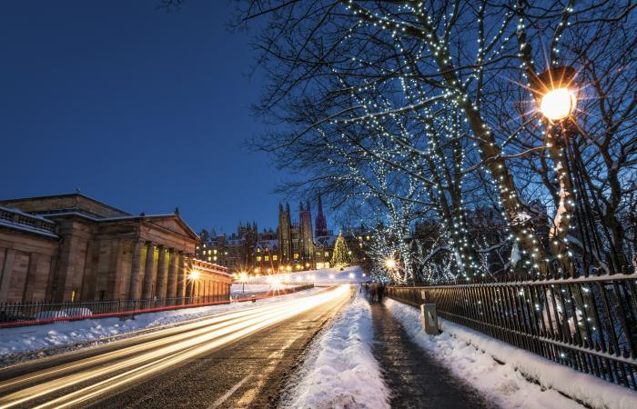 Interrupción en los viajes navideños: vientos de 80 mph debido a la cancelación de ferries y el cierre de carreteras