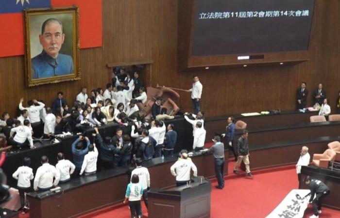 Estalla una pelea impresionante en el corazón del Parlamento de Taiwán