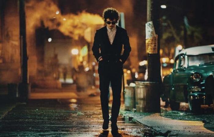 Timothée Chalamet brilla como Bob Dylan en ‘A Complete Unknown’