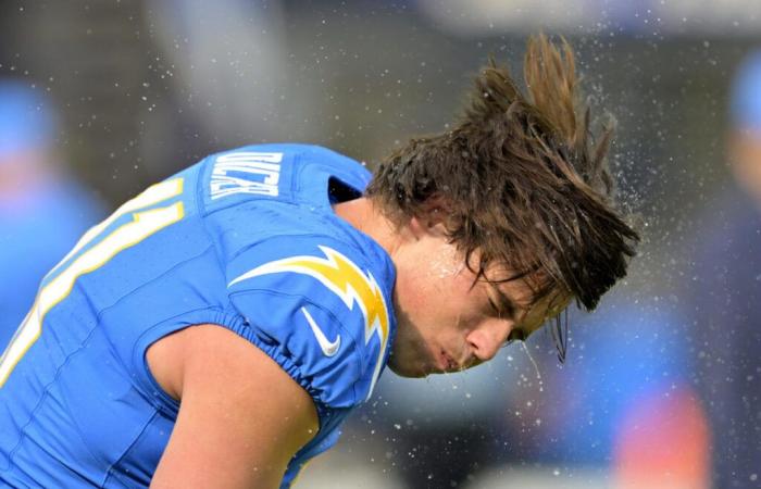 Cameron Dicker de los Chargers anota su primer gol de campo de tiro libre desde 1976