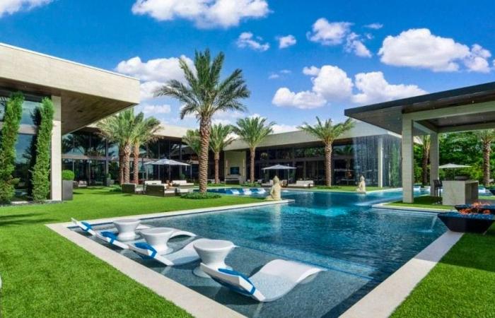 Esta villa de 49 millones tiene un Ferrari en el salón