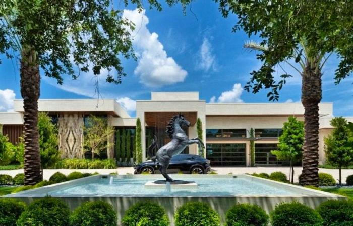 Esta villa de 49 millones tiene un Ferrari en el salón