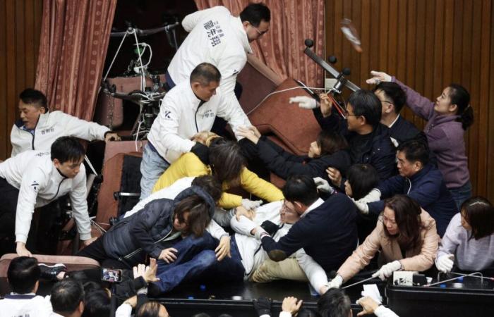 Batalla entre diputados en la Asamblea Legislativa de Taiwán