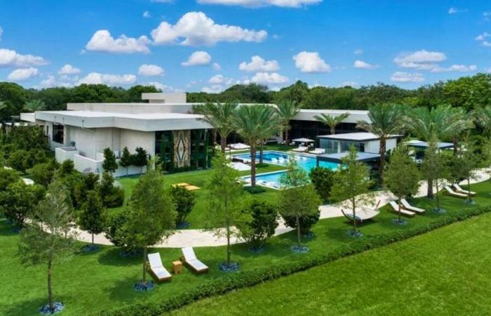 Esta villa de 49 millones tiene un Ferrari en el salón