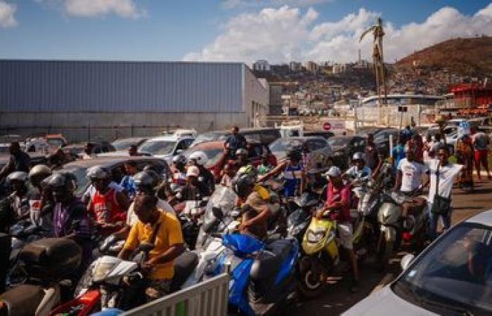 EN FOTOS. Limpieza, búsqueda de agua potable y alimentos… Tras el paso del ciclón Chido, los habitantes de Mayotte intentan sobrevivir