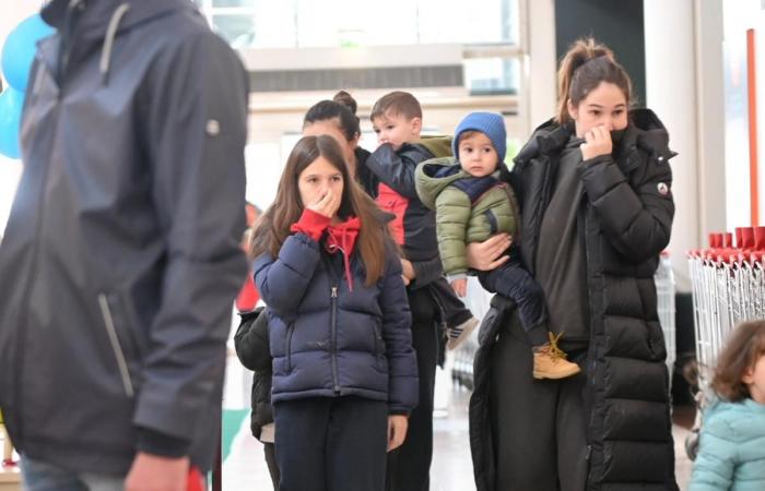 Acceso bloqueado por purines y neumáticos agrícolas… la mañana sucia del centro comercial Auchan para el sábado más importante del año