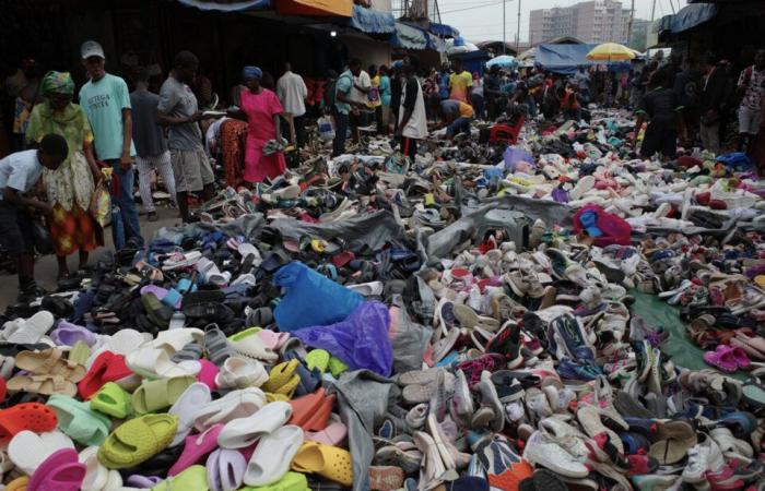 Estas asociaciones se ven desbordadas con donaciones de ropa en mal estado.