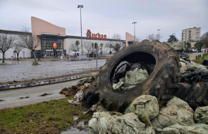 Acceso bloqueado por purines y neumáticos agrícolas… la mañana sucia del centro comercial Auchan para el sábado más importante del año