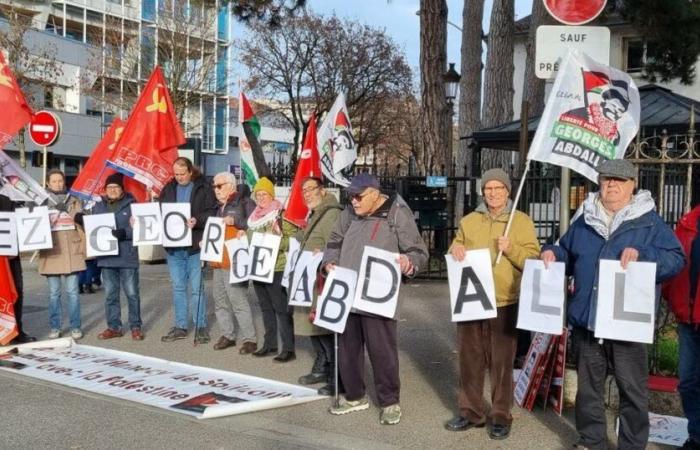 Una veintena de manifestantes se movilizaron en Annecy.