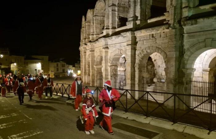 NOCHE DATO 550 Santas participaron en la primera carrera navideña Arles