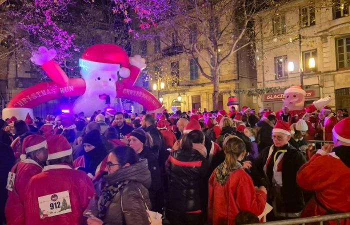 NOCHE DATO 550 Santas participaron en la primera carrera navideña Arles