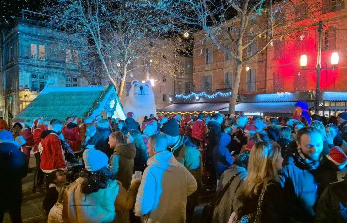 NOCHE DATO 550 Santas participaron en la primera carrera navideña Arles