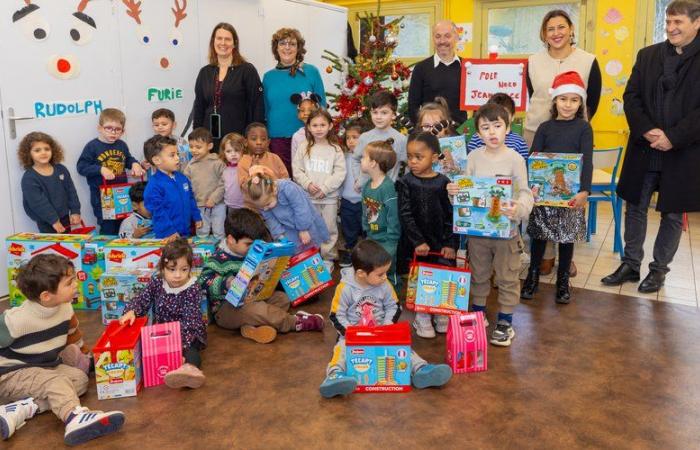 Distribución de juguetes y merienda navideña a cerca de 4.364 niños de escuelas primarias de la ciudad de Carcasona