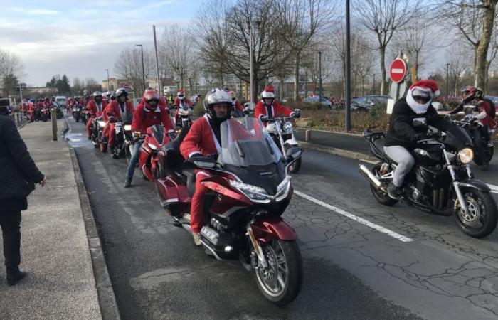 En Poitiers, 676 Papá Noel aceleraron sus motocicletas