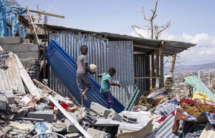 EN FOTOS. Limpieza, búsqueda de agua potable y alimentos… Tras el paso del ciclón Chido, los habitantes de Mayotte intentan sobrevivir