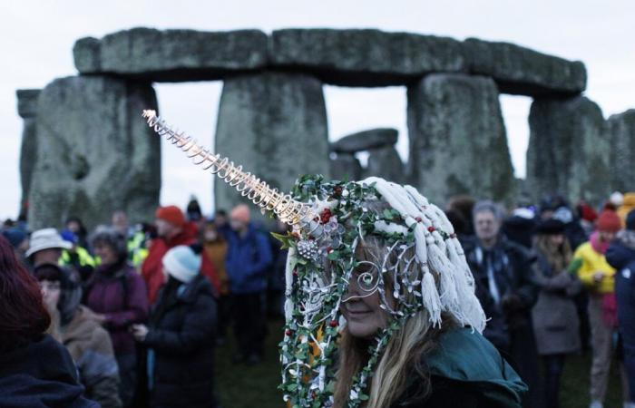 Miles de personas celebran el solsticio de invierno en Stonehenge