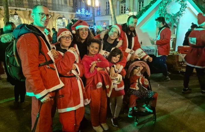 NOCHE DATO 550 Santas participaron en la primera carrera navideña Arles